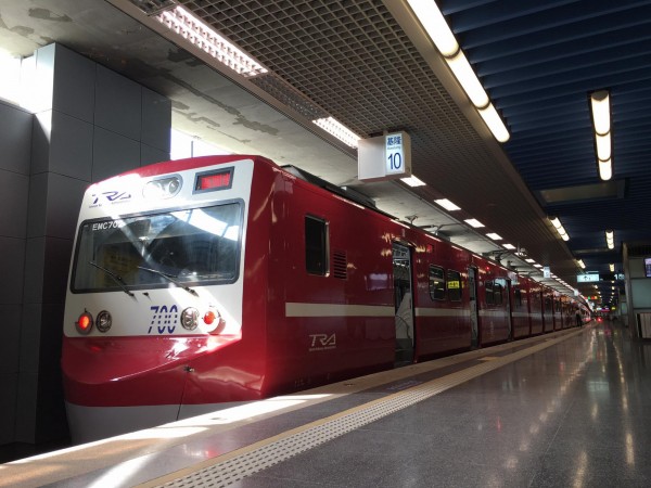 台鐵推出仿效京急800型電車紅色塗裝的「阿福號」，照片公開後讓許多網友驚豔。（圖擷取自台灣鐵道路透社）
