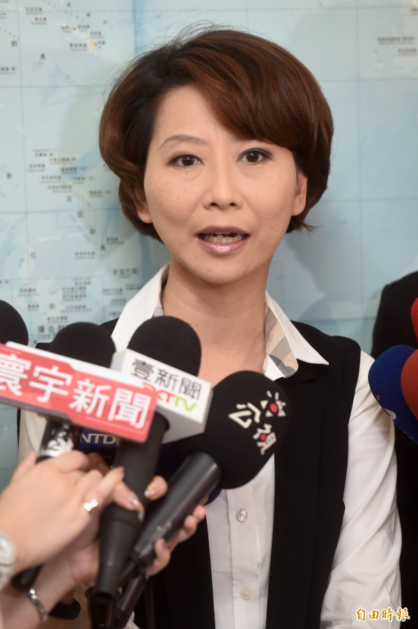 民進黨立委陳亭妃今日對於蛙人流鼻血照片的質詢再次澄清,她的本意是希望在推廣募兵的方面,可以用比較正面和鼓勵的方式。
(資料照,記者簡榮豐攝) 民進黨立委陳亭妃今日對於蛙人流鼻血照片的質詢再次澄清,她的本意是希望在推廣募兵的方面,可以用比較正面和鼓勵的方式。
(資料照,記者簡榮豐攝)