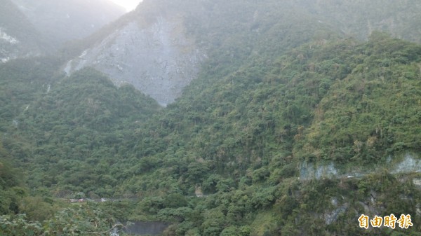 公路總局指出，連日來地震恐造成邊坡土石鬆動，加上大雨恐會發生坍方，行車應避免行經蘇花公路與中橫。（資料照，記者王錦義攝）