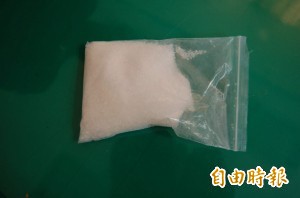 林嫌自去年6月起，不斷吸食安非他命毒品，因違反毒品危害管制條例等4罪遭新北地檢署發布通緝，警方今據報要盤查林嫌，卻遭林嫌駕車前後。圖為毒品示意圖。（資料照，記者蔡文正攝）