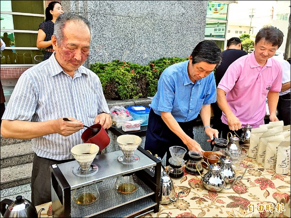 古坑咖啡達人劉慶松（中）、張景科（左）及李契螢等人沖泡國宴咖啡。（記者黃淑莉攝）