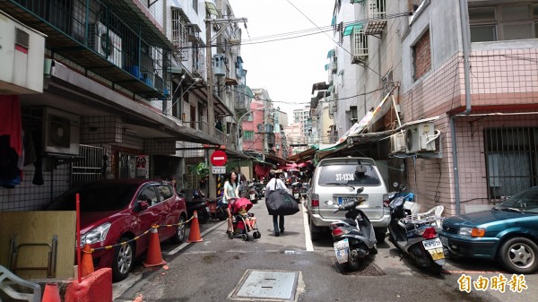 案發現場在市場旁邊。（記者黃捷攝）