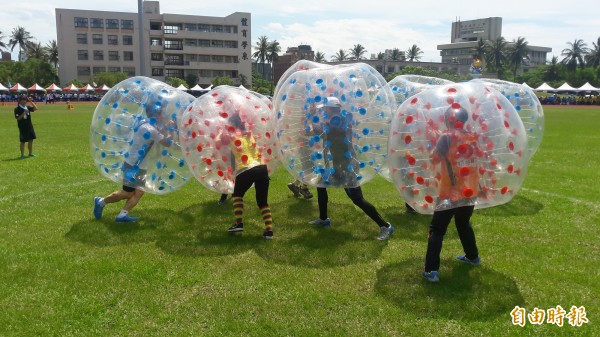 台東縣公務員運動會上午在縣立體育場展開，第一項趣味競賽是首長穿泡泡球互相推擠，縣長黃健庭（左）「當仁不讓」！（記者黃明堂攝）