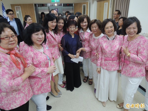 洪秀柱參加婦女會座談。（記者蔡清華攝）