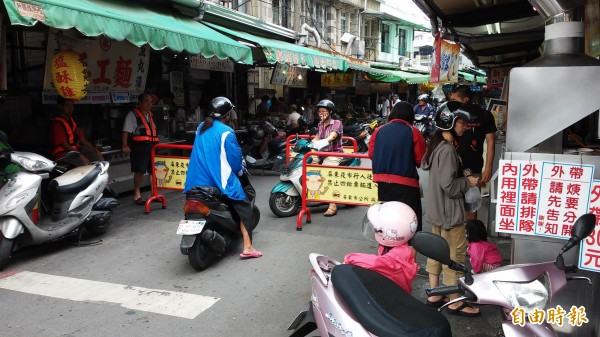 民族夜市假日人行徒步區今天實施，中午用餐時間只禁止汽車進入，不少民眾還是習慣騎機車進入夜市消費。（記者李立法攝）