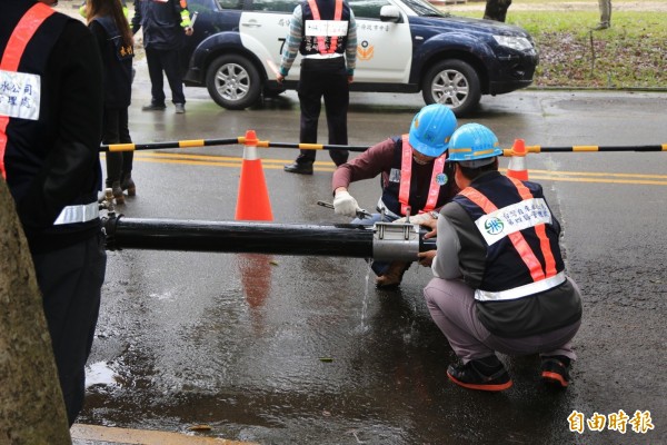 自來水管線常被道路施工挖破，造成緊急停水，用戶救助無門、急得直跳腳。（記者黃鐘山攝）