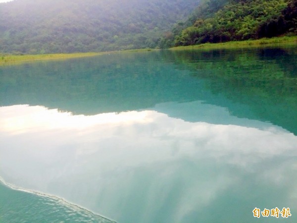 南投縣日月潭出現「湖中霧」奇景、蚯蚓枯死陸地、鴨子潭中覓食等異象，地方民眾憂心與地震有關聯性。（記者謝介裕攝）