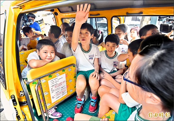 靖娟兒童安全文教基金會調查發現，高達85.7％的兒童交通車不合格，現場邀請國小學童示範坊間安親班以娃娃車載送並超載的違規情形。（記者廖振輝攝）