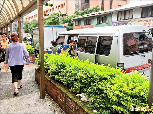 國小學童放學後，搭乘娃娃車到安親班，成為各縣市常見的場景；靖娟基金會點名基隆市居然沒有一家合格安親班，不知小孩下課後都去哪？（記者俞肇福攝）