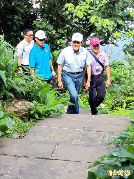 總統馬英九昨首度踏上宜蘭龜山島，攀登至高點一七○六個階梯的四○一高地。（記者江志雄攝）