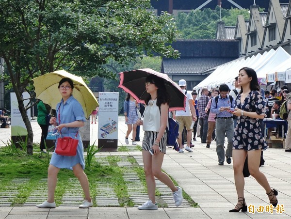 明日白天高溫悶熱，須留意午後雷陣雨。（資料照，記者方賓照攝）