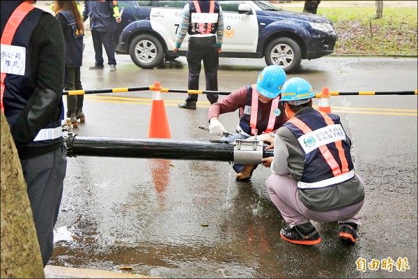 自來水管線常被道路施工挖破，造成緊急停水，用戶求助無門、急得直跳腳。（記者黃鐘山攝）