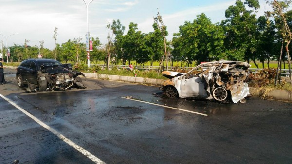 屏東崁頂焚化爐前方道路發生2死2傷重大車禍。（記者陳彥廷翻攝）