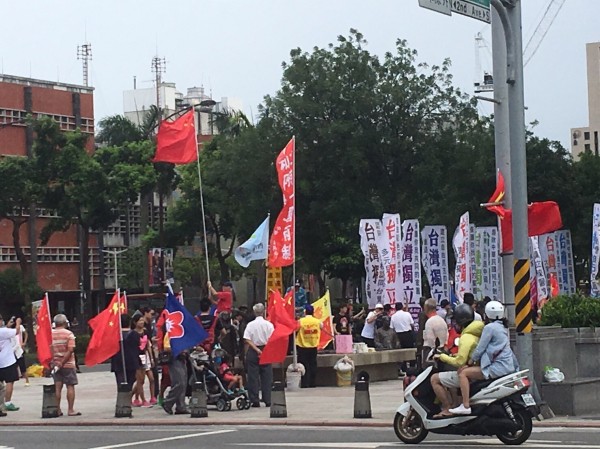 獨派團體「台灣獨立建國大旗隊」（後），因政治理念不合與統派團體「愛國同心會」（前）發生口角。（記者王冠仁翻攝）