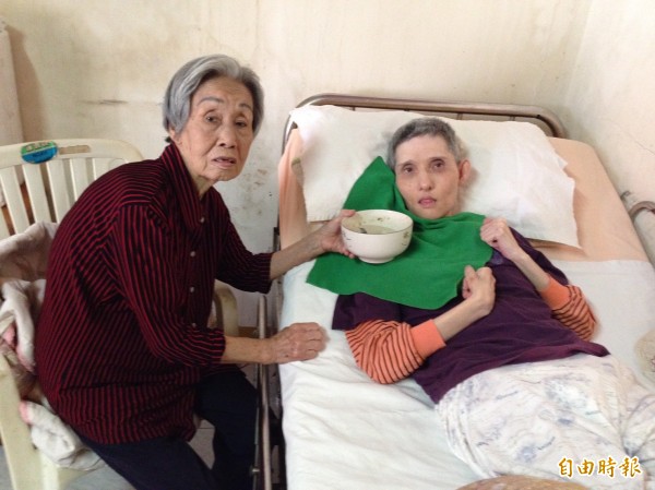 李有年90歲老母與類植物人太太。（記者蔡清華攝）