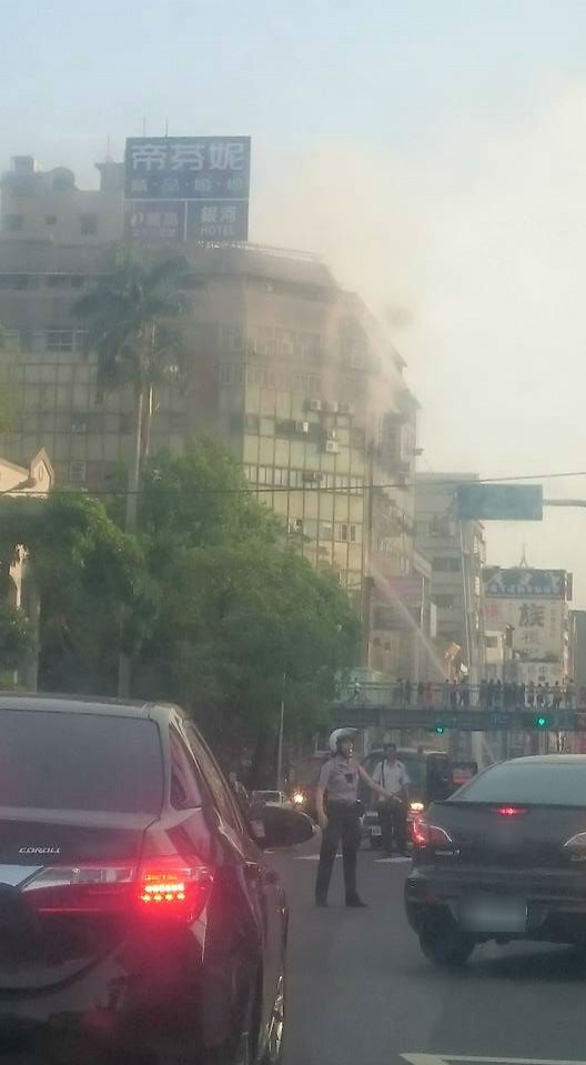 台中市三民路與光復路口的一棟商業大樓，在今天下午5點20分左右傳出火警。（圖擷取自爆料公社）