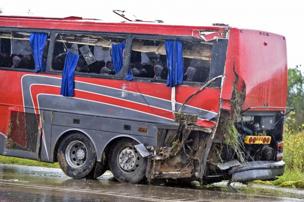 美國德州一輛載有50多人的遊覽車發生車禍，造成至少8人身亡及44人受傷，是德州近年來死傷最慘重的車禍之一。（圖擷自NBC）