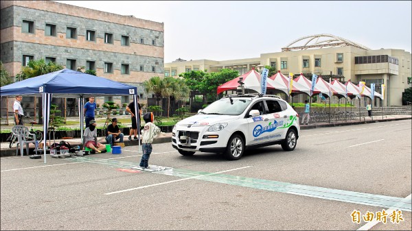 車輛中心實車示範禮讓行人自動緊急煞車的全自動駕駛車功能，車輛發現前方有行人能立即緊急煞車。（記者張聰秋攝）