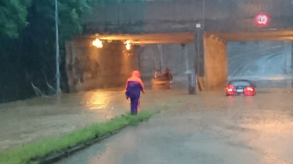楊梅區富豐南路地下道淹水，人車受困。（圖由消防隊員提供）