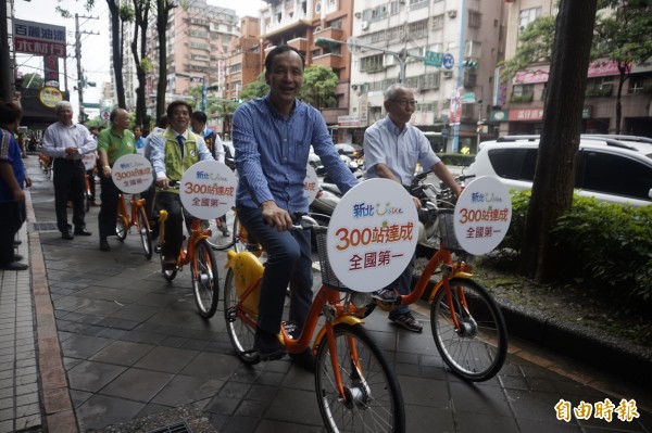 新北YouBike第300站啟用，市長朱立倫（左）、捷安特董事長劉金標（右）騎著YouBike進場慶祝。（記者張安蕎攝）