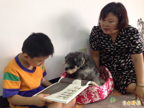 凌雲國小校長高珠鈴去年和收養的流浪犬，成為屏東縣閱讀輔助犬的推動種子。（圖由高珠鈴提供）（記者羅欣貞攝）