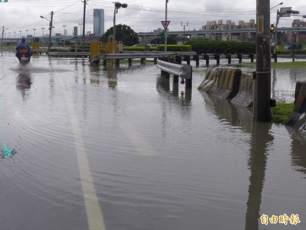 清晨強降雨讓二重疏洪道內行車道路積水。（記者李雅雯攝）