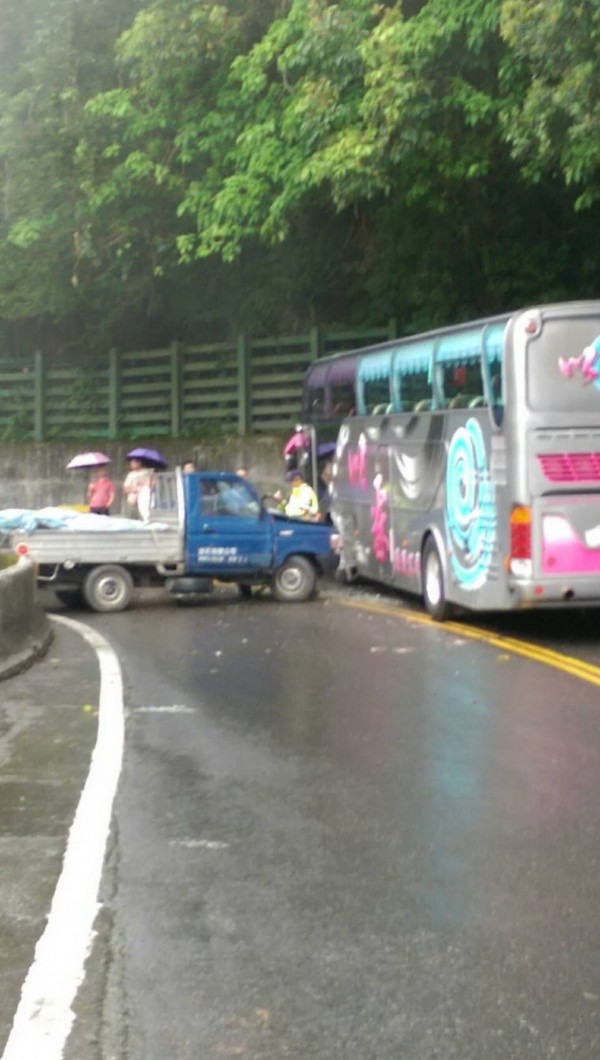 蘇花公路發生小貨車和遊覽車擦撞事故。（圖由讀者提供）