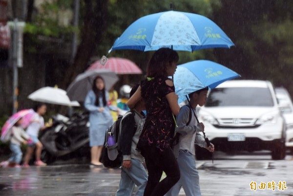 受鋒面影響，北台灣凌晨下起大雨。（記者簡榮豐攝）