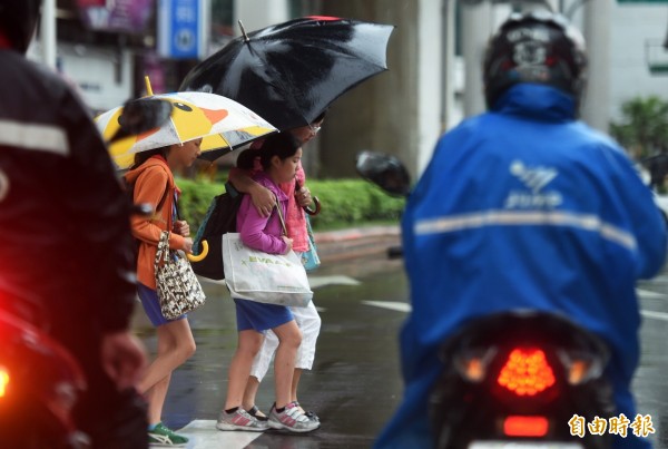 受鋒面影響，北台灣今天凌晨下大雨，雨勢集中在新北、桃園、新竹3個縣市。（記者簡榮豐攝）