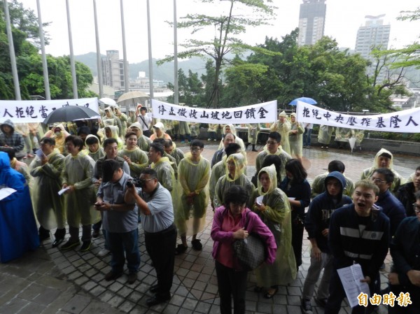 不動產業者到市議會陳情。（記者盧賢秀攝）