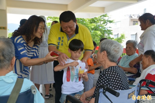 台東縣議會副議長陳宏宗今天與小朋友一起到關山聖十字架療養院關懷住民,並捐贈50萬元現金。(記者王秀亭攝) 台東縣議會副議長陳宏宗今天與小朋友一起到關山聖十字架療養院關懷住民,並捐贈50萬元現金。(記者王秀亭攝)