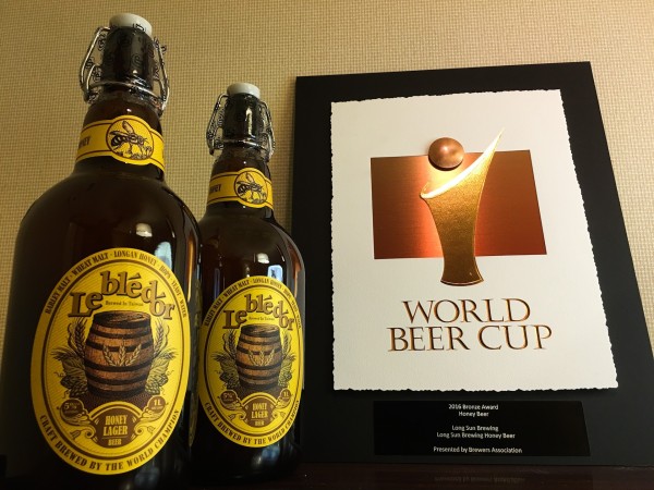 世界啤酒大賽World Beer Cup結果近日出爐， 金色三麥以本土龍眼蜜啤酒獲得蜂蜜品項銅牌，為台灣本地食材與釀酒工藝戰下一筆榮耀。（金色山脈提供）