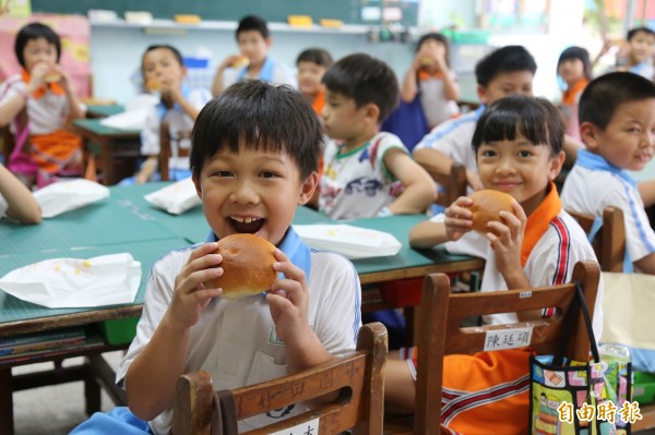 屏東竹田國小發起每個月1次的「麵包日」，帶學童發現食物的原味。（記者邱芷柔攝）