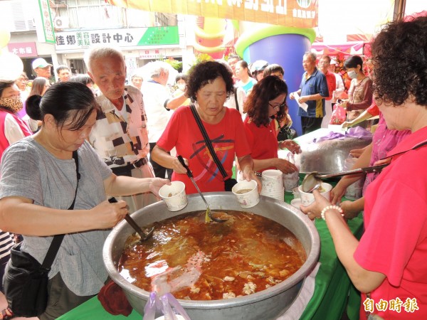 新北市55歲張姓男子，今天中午到離家1公里外的友人家餐敘，傍晚5時飲用友人煮的麻油雞湯後返家，特地繞路為兄買魷魚羹卻酒駕被逮。圖為麻油雞示意圖，與本新聞無關。（資料照，記者楊金城攝）