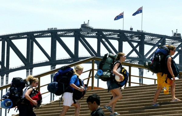 澳洲充滿爭議的「背包客稅（Backpacker tax）」在眾多抗議聲下，當局決定喊卡，暫緩實施。（法新社）