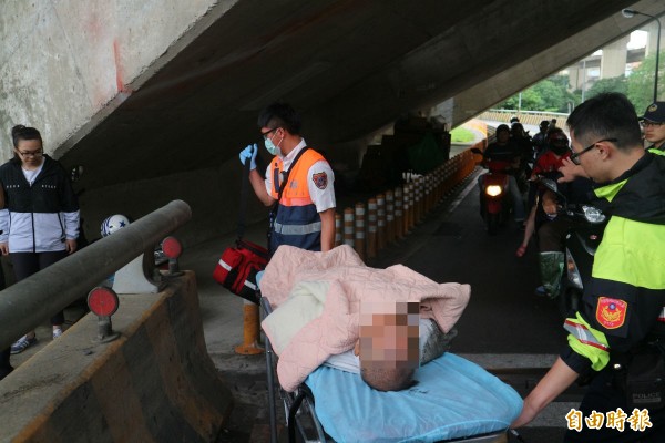 男子跳水卡淤泥，由警消人員救起後送醫救治。（記者陳薏云攝）