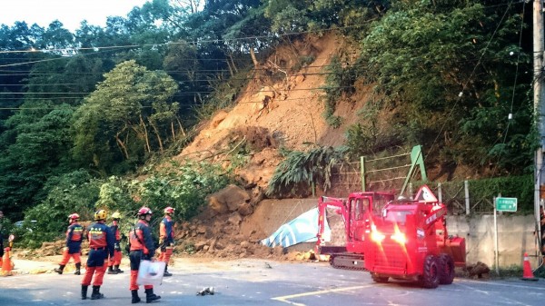 新北市深坑區北新路三段傳出土石坍方，5輛自小客車遭到掩沒。（記者姜翔翻攝）