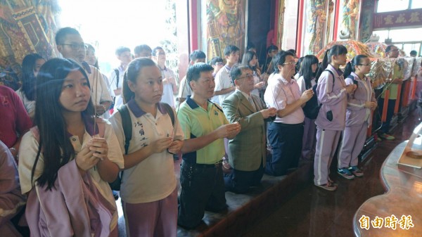 陽明工商學生向神農大帝上香祈福。（記者楊金城攝）