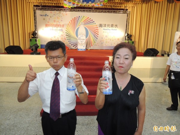 楊秋興（左）卸任台鹽董事長之前，仍大口喝水強力推薦台鹽新開發的海洋元素水。（記者王俊忠攝）
