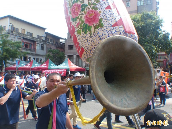 金門迎城隍慶典繞行金城鎮，沿路氣氛熱鬧。（記者吳正庭攝）