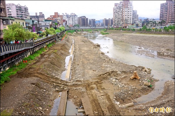 三峽河已失去賞景、遊憩、戲水等功能，只剩裸露的河床，過去波光粼粼的美景已不復見。（記者張安蕎攝）