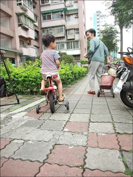 柯市府去年大砍7億元重陽敬老金，引發國民黨團強烈反彈，要求今年須以二備金發放。此外，今年1月開辦「友善托育補助計畫」也傳出執行力不佳。老幼政策皆被議員狠K。（資料照）