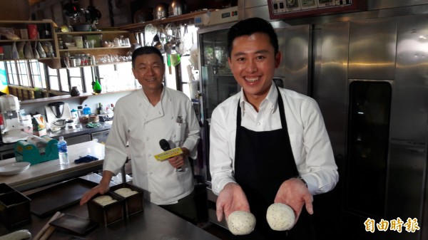 新竹市傳產升級，薪石窯麵包也做出紅藜米吐司，市長林智堅也來體驗手做麵包。（記者洪美秀攝）