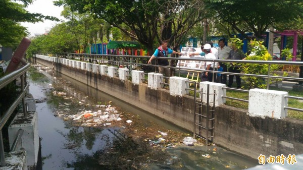 新營綠川已成民眾重要休憩場所，但近來水面常漂垃圾，市議員蔡育輝邀相關單位現勘，要求儘速清理，也籲請民眾發揮公德心，勿任意往水圳丟垃圾。（記者王涵平攝）