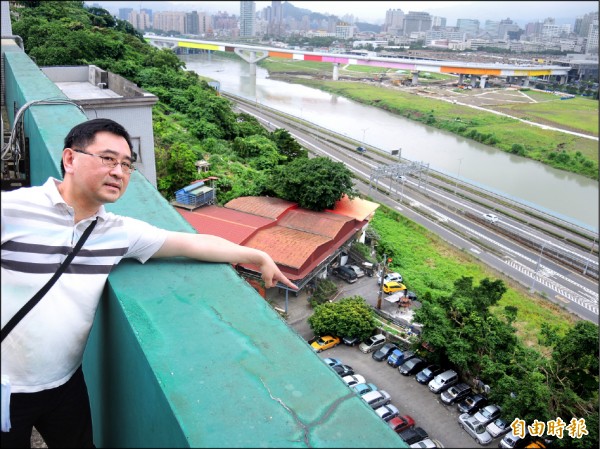 民眾指安坑輕軌路線跨過新店溪後，緊鄰永安街109巷社區後方。（記者翁聿煌攝）