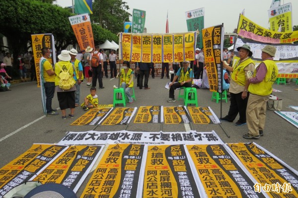 環團現身凱道「陳抗區」，反對馬頭山設掩埋場。（記者陳鈺馥攝）