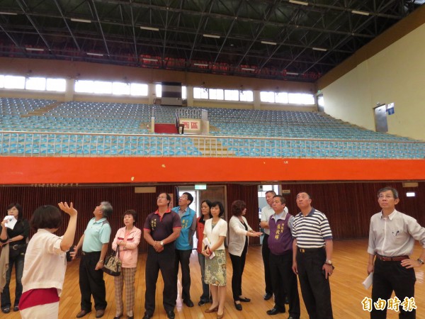 基隆市議會市政考察，前往市立田徑場、體育館與市民體育活動中心。（記者林欣漢攝）