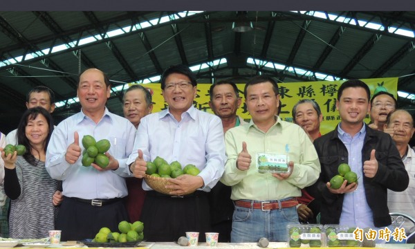 屏東縣長潘孟安（中）帶領縣府團隊，努力佈局東南亞等國家的農漁產市場。（資料照，記者羅欣貞攝）