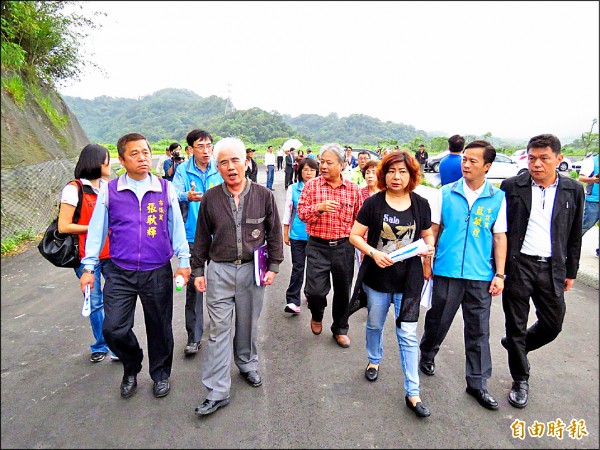 地主林永川（左二）向市議員陳情，批市府將工程土方堆置在他的私地上，行徑霸道。（記者林欣漢攝）