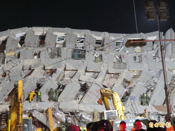 0206強震造成維冠金龍大樓倒塌，115人罹難。（資料照，記者蔡文居攝）